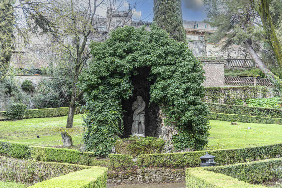 Italia - Tivoli 70 - Villa del Este - fontana dei Cipresse.jpg